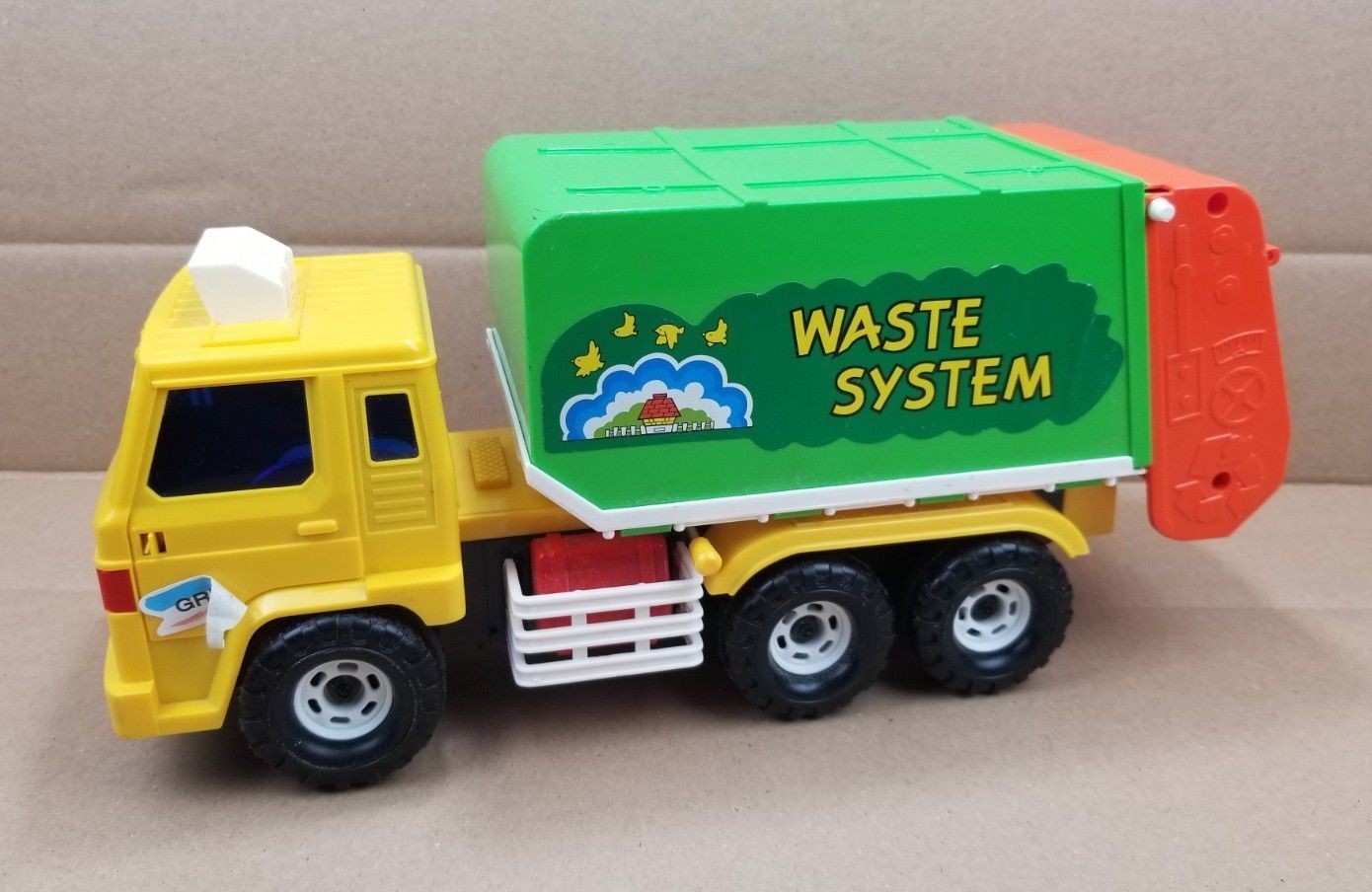 toy recycling truck
